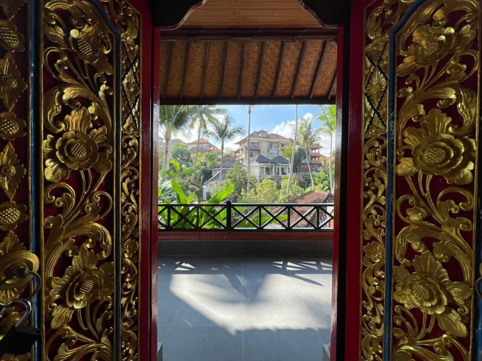 Suite with Garden View | Egyptian cotton sheets, minibar, in-room safe, desk