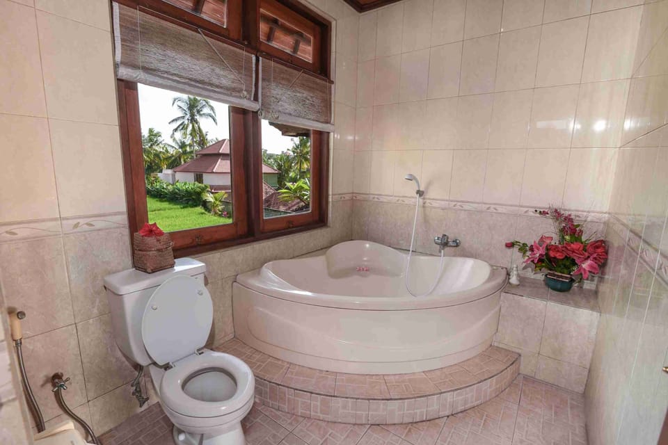 Deluxe With Shower | Bathroom | Towels