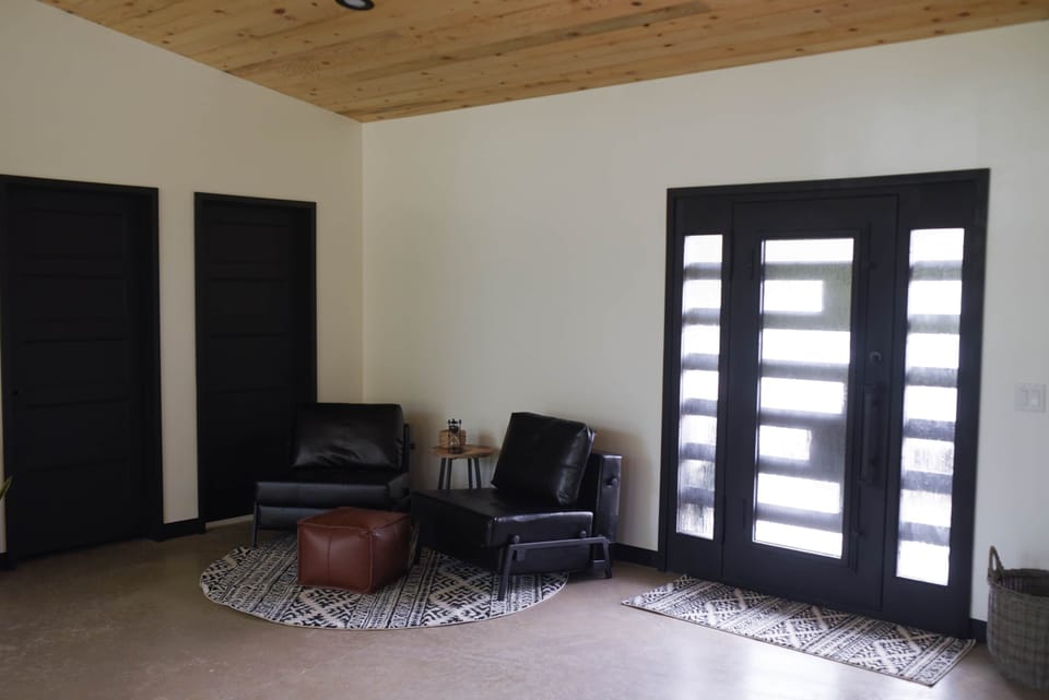 Sitting/TV room (2)