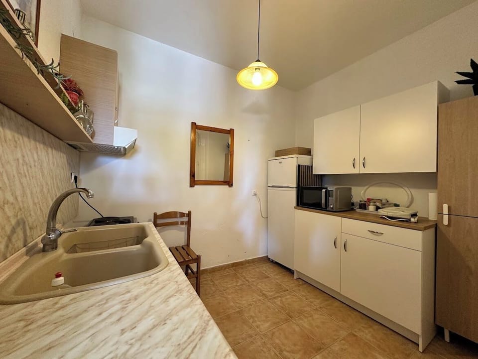 Comfort House | Private kitchen | Electric kettle, dining tables