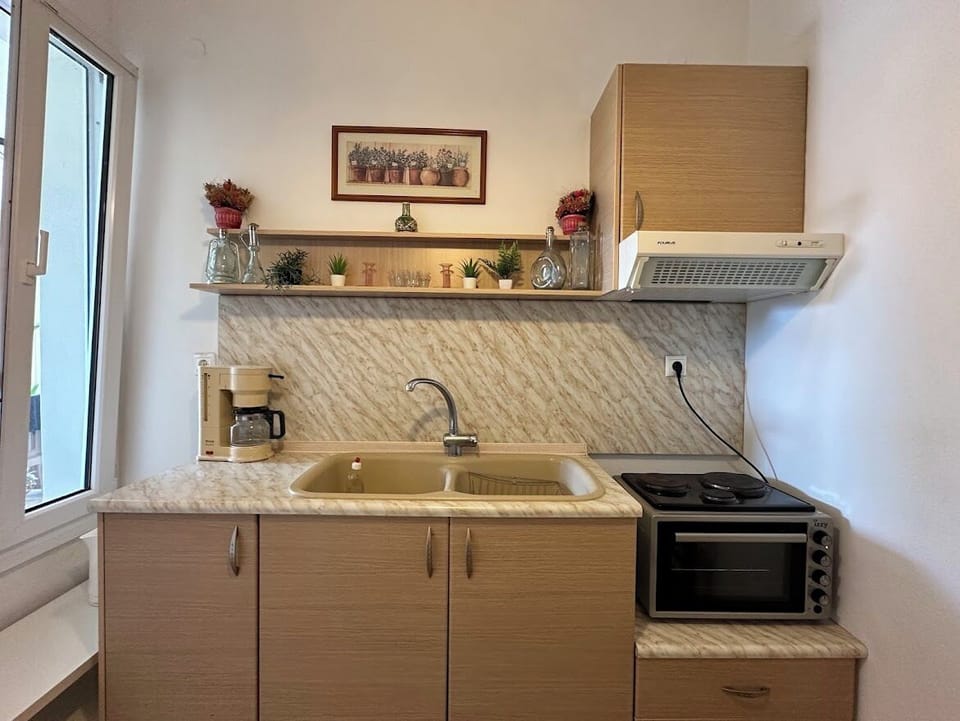 Comfort House | Private kitchen | Electric kettle, dining tables