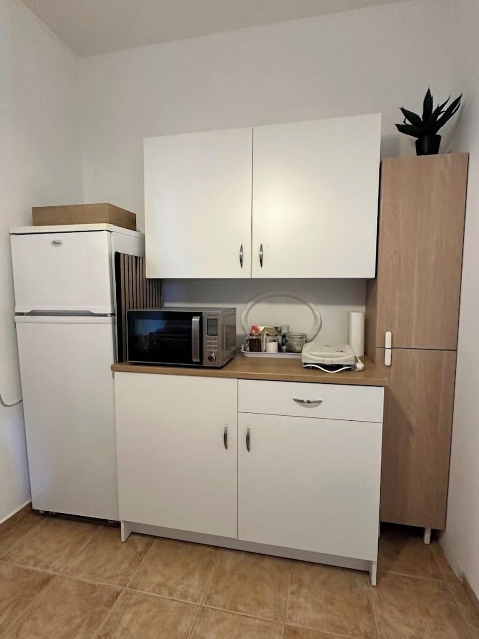 Comfort House | Private kitchen | Electric kettle, dining tables