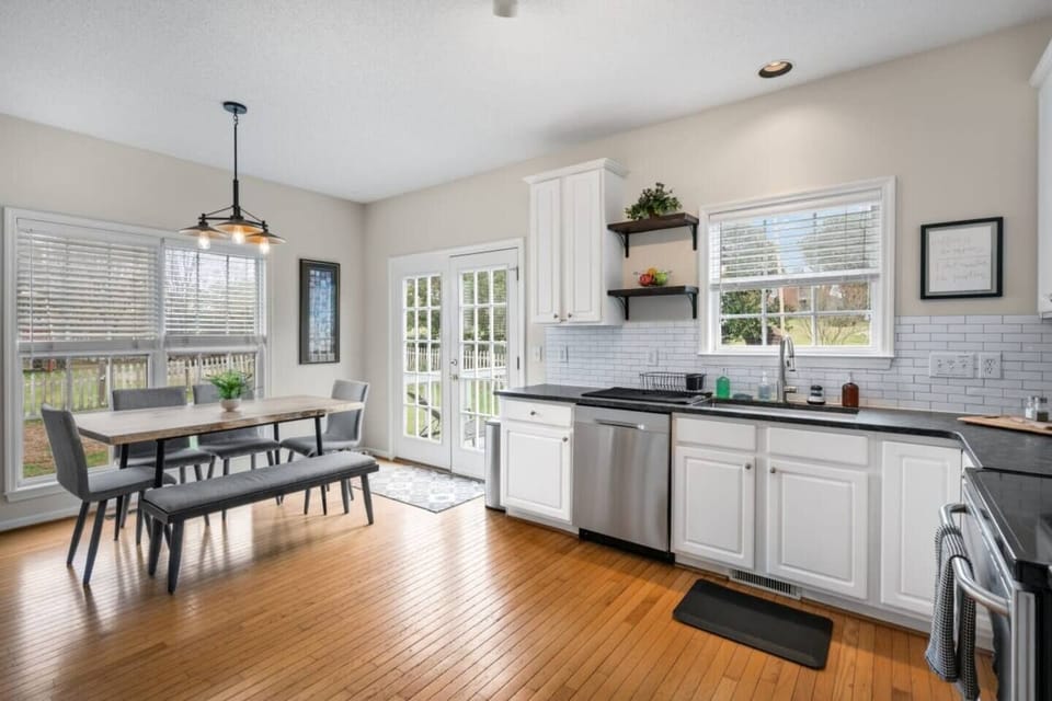 Fully equipped kitchen (2)