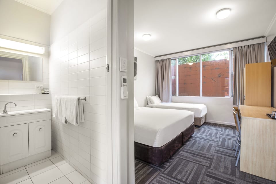 Studio King & Extra Bed | Desk, iron/ironing board, free WiFi, bed sheets