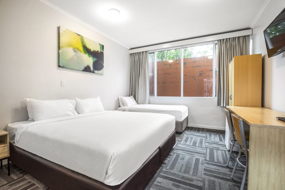 Studio King & Extra Bed | Desk, iron/ironing board, free WiFi, bed sheets