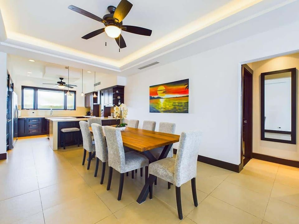 Dining area, view to kitchen