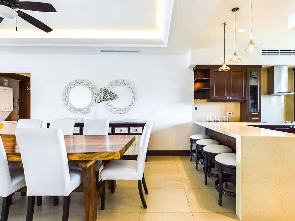 Dining area, view to kitchen