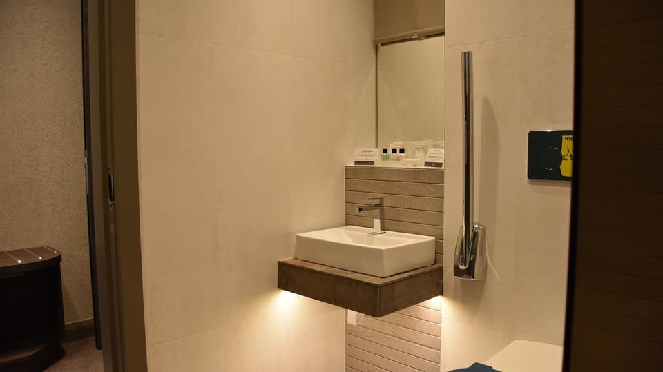 Classic Double/ Twin Room | Bathroom | Combined shower/tub, free toiletries, hair dryer, towels