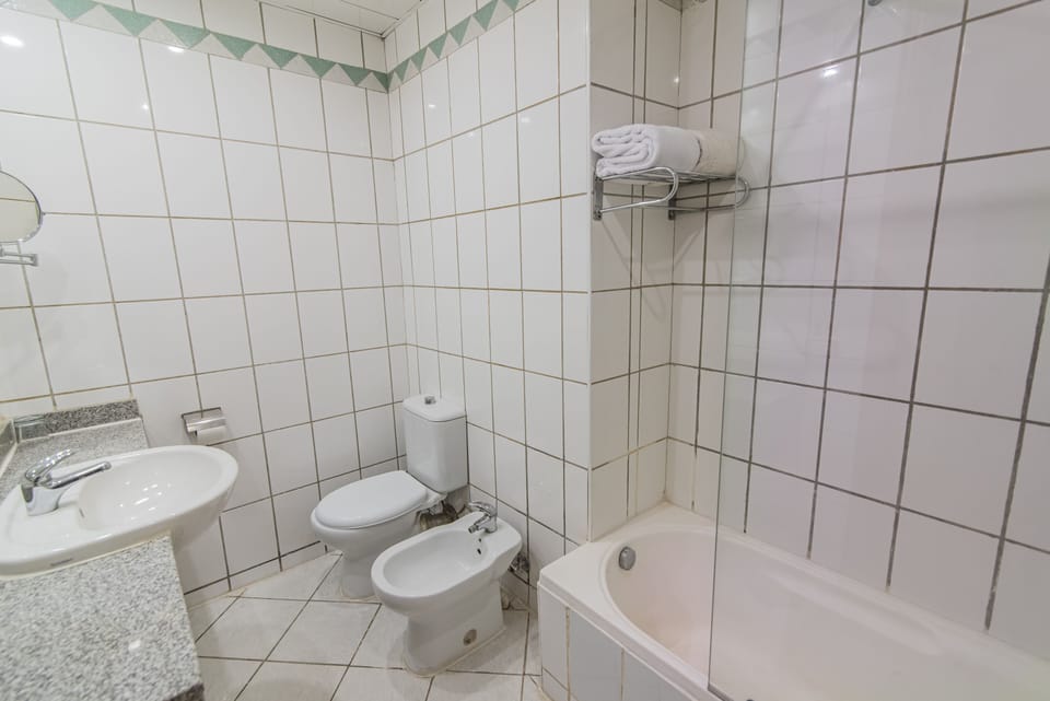 Standard Double Room, 1 Bedroom | Bathroom | Bathtub, towels