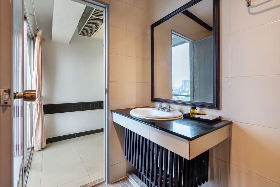 Deluxe Double or Twin Room | Bathroom | Shower, rainfall showerhead, hair dryer, towels