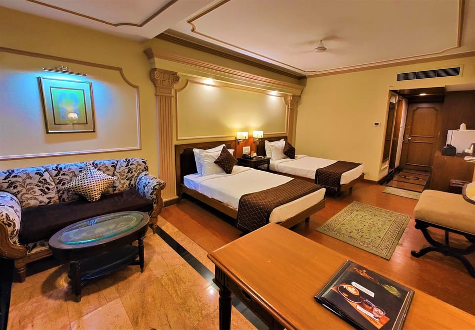 Club Room | In-room safe, desk, blackout drapes, iron/ironing board