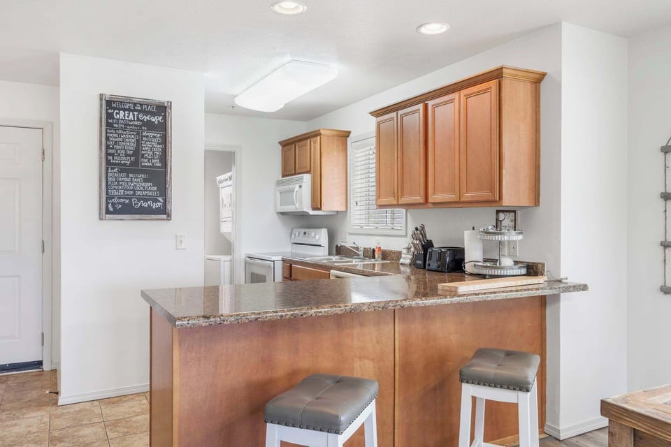 Townhome, Multiple Beds, Patio, Garden View (Retreat at Par Lane) | Private kitchen | Coffee/tea maker