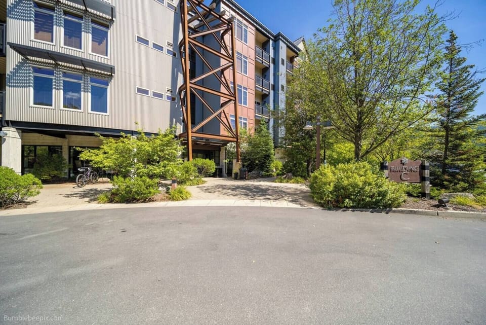 Entrance Building C - unloading zone