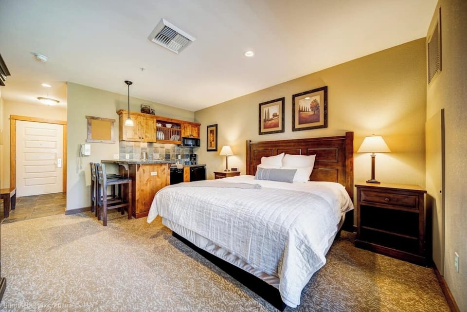 Studio Condo W/King Bed