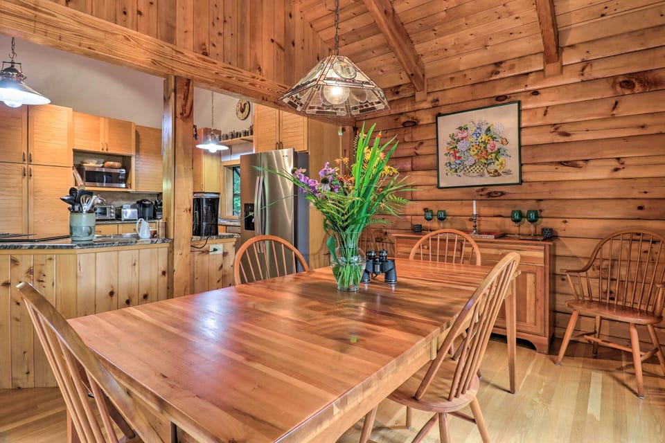 Dining Area | Dishware & Flatware Provided | Trash Bags & Paper Towels Provided