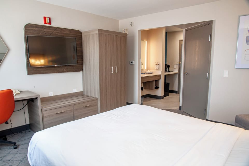 Standard Room, 1 Queen Bed, Accessible (Mobil Tub) | Desk, laptop workspace, iron/ironing board, WiFi (free)