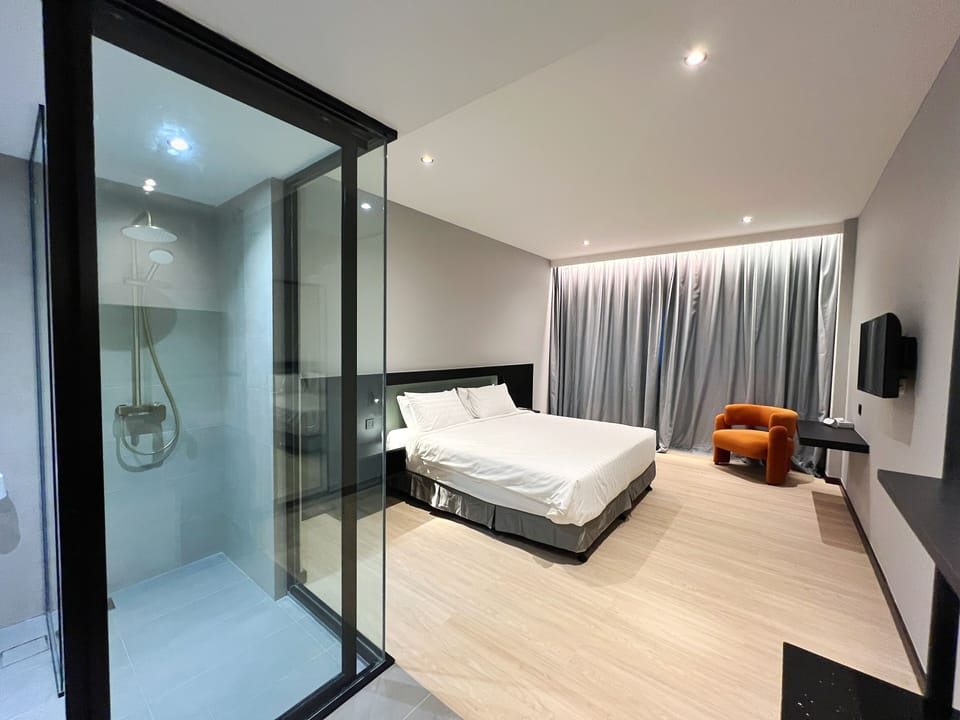 Ruby King (Newly Renovated) | In-room safe, desk, iron/ironing board, cribs (free)