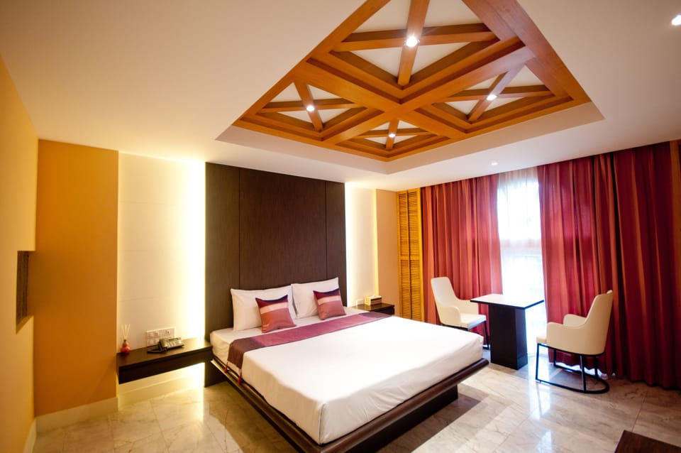 VIP Room | Minibar, desk, blackout drapes, free WiFi