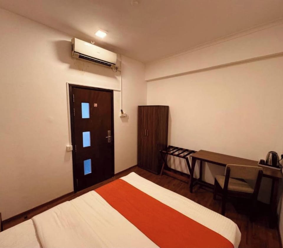 Standard Double Room, 1 Double Bed, Non Smoking, Shared Bathroom | In-room safe, soundproofing, iron/ironing board, free WiFi