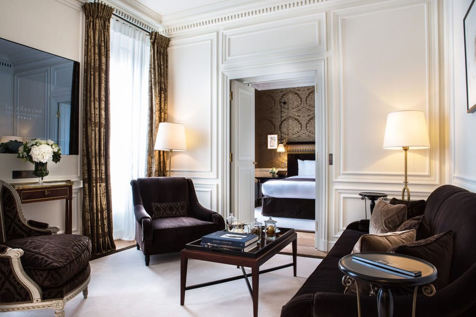 Deluxe Suite | Living area | 32-inch plasma TV with satellite channels, TV, iPad