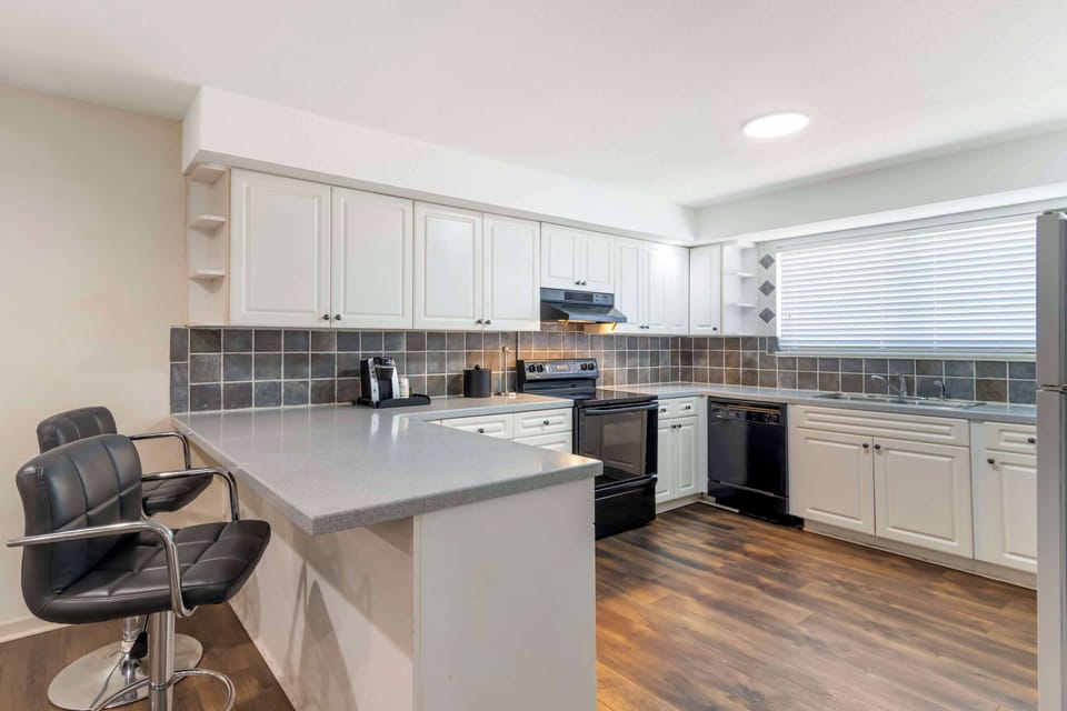 Suite, 1 King Bed, Non Smoking, Kitchen (Full Kitchen) | Private kitchen | Microwave, coffee/tea maker