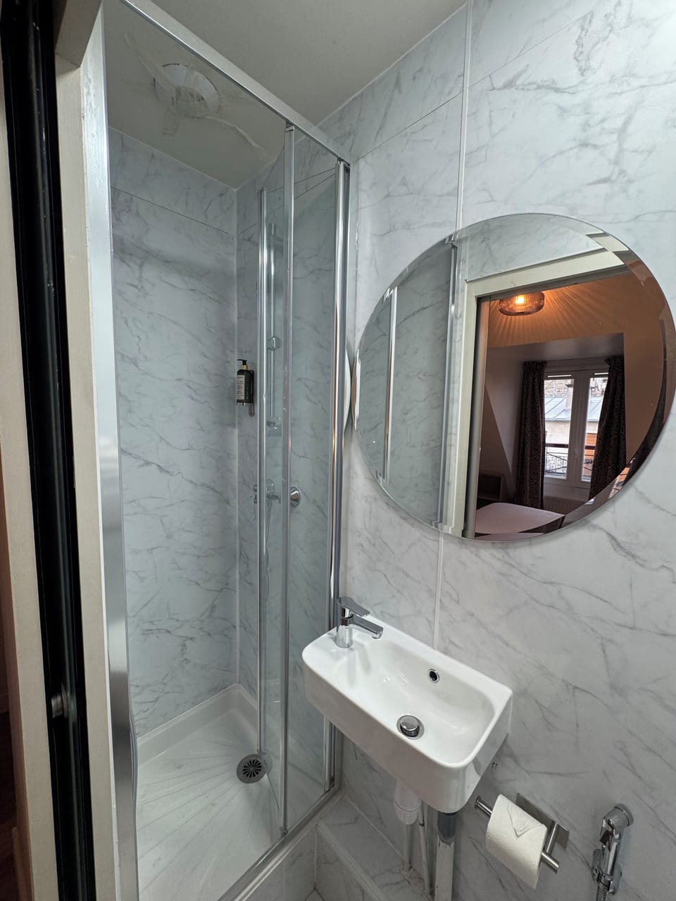 Double Room | Bathroom | Shower, free toiletries, hair dryer, towels