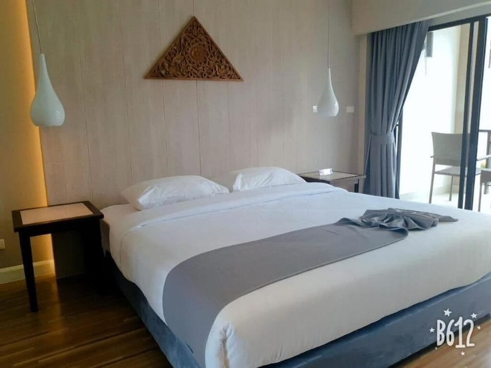 Deluxe Double Room, Balcony, Lake View | Minibar, individually decorated, individually furnished, free WiFi