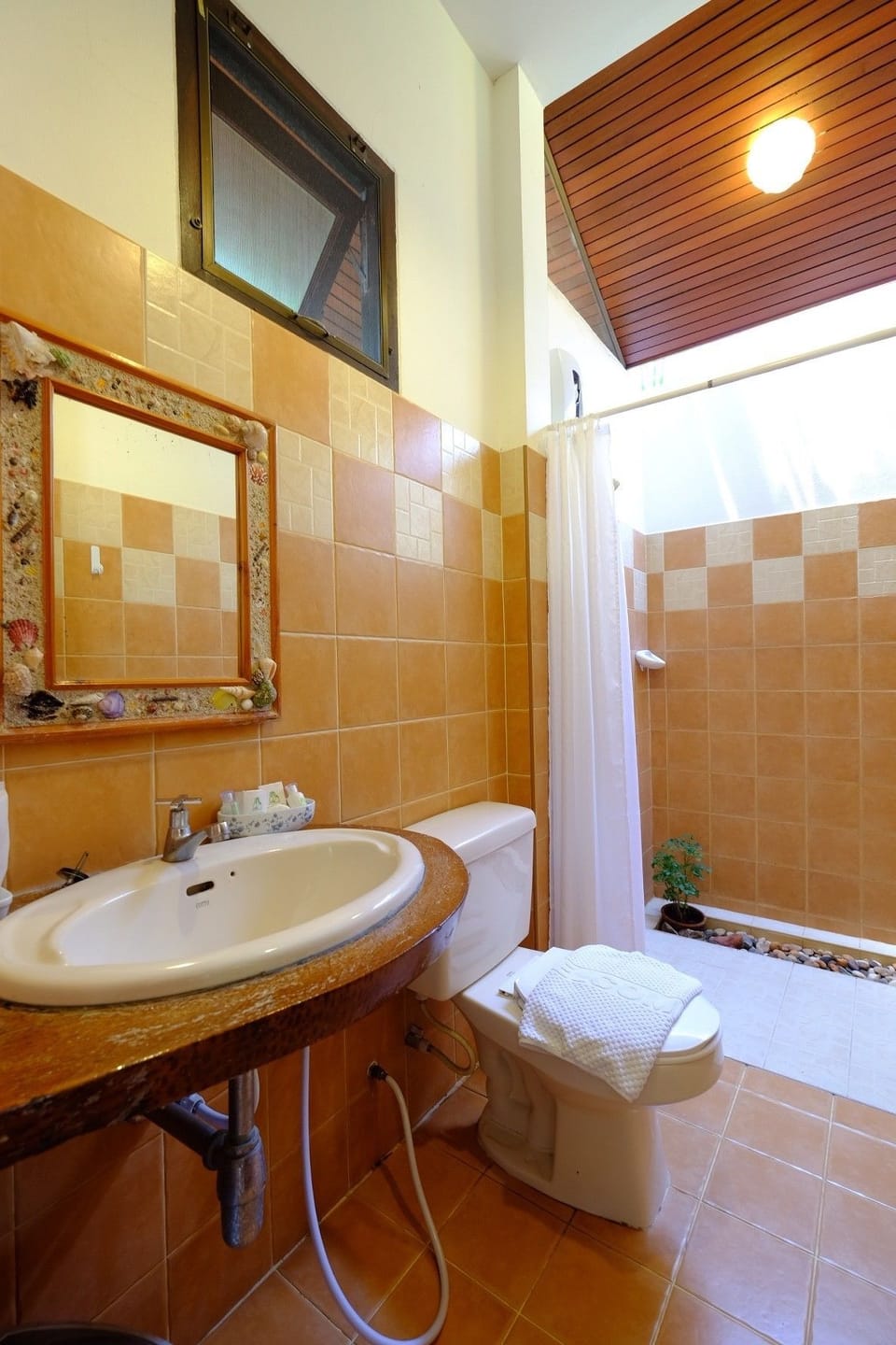 1 Bedroom Villa | Bathroom | Shower, towels, soap, shampoo