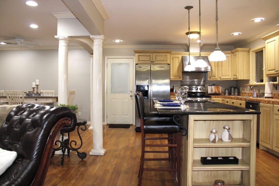 Cook up lakeside feasts in the fully equipped kitchen with modern appliances