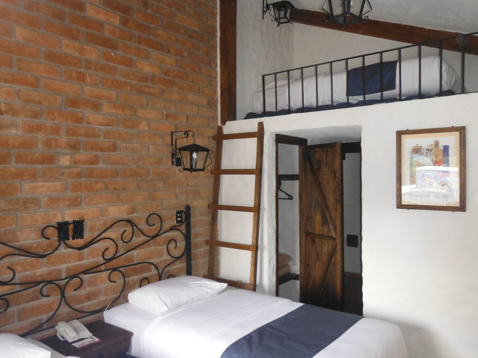 Triple Room | In-room safe, desk, WiFi (free), bed sheets