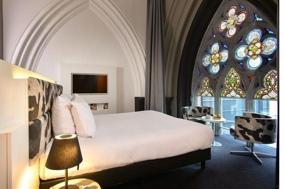 Deluxe Room | Minibar, in-room safe, desk, soundproofing