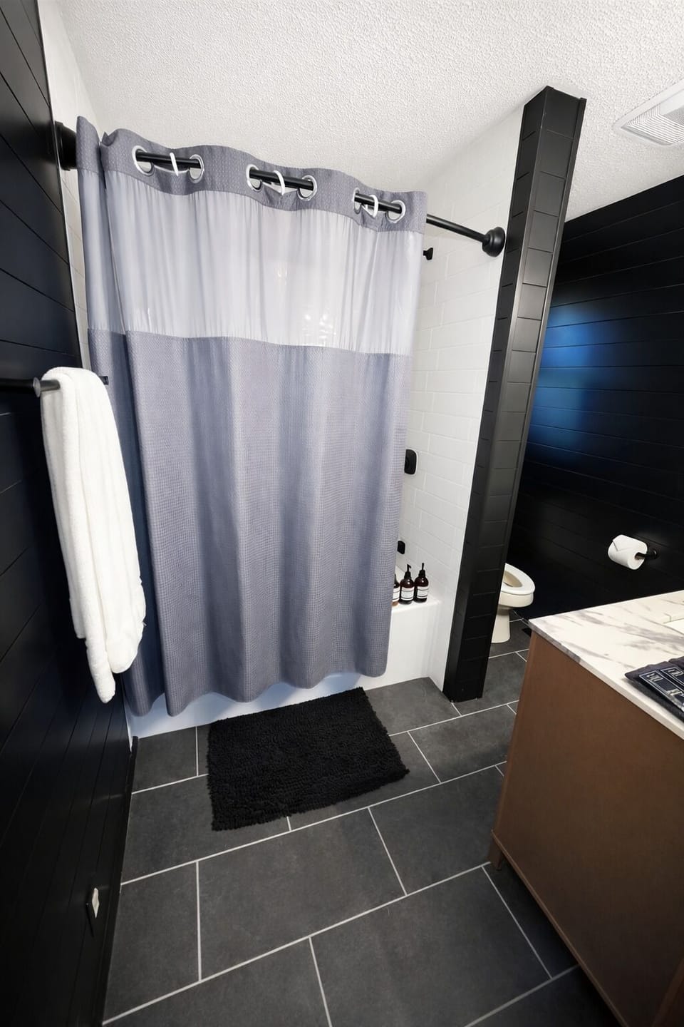 Newly Remolded Bathroom with tub/shower 