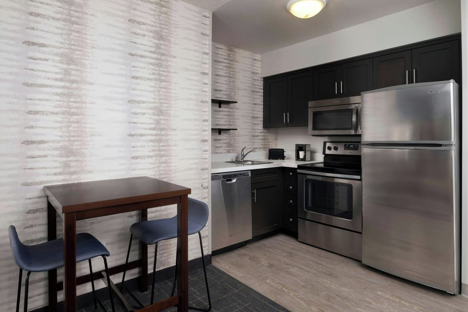 Full-size fridge, microwave, oven, stovetop