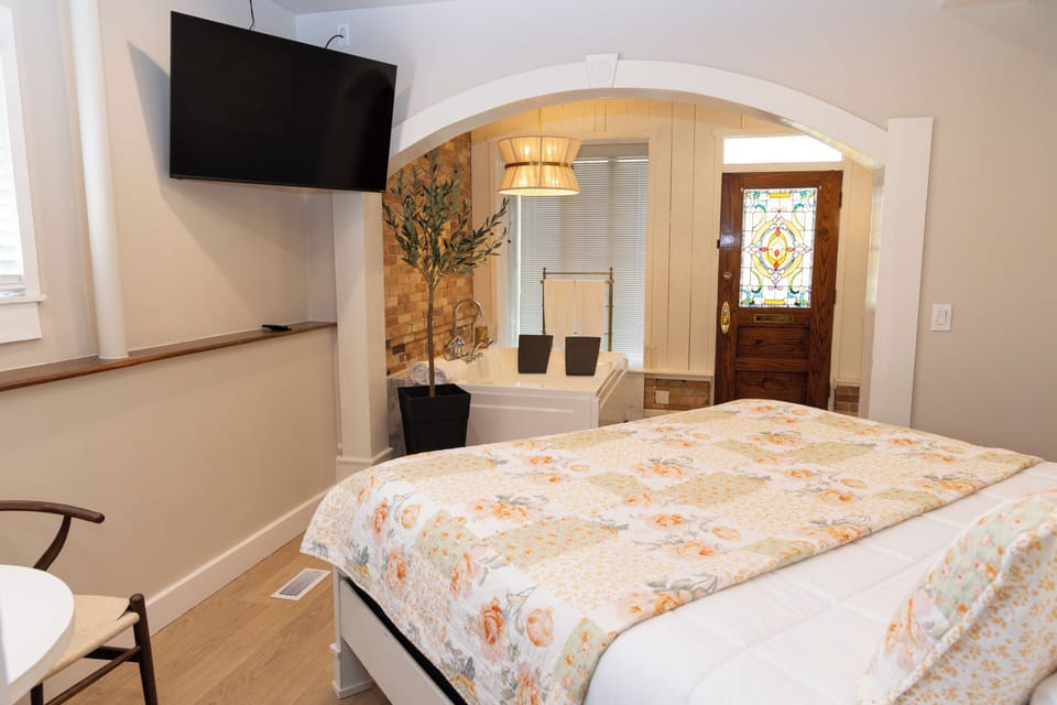 Ruth's Room, First Floor | Premium bedding, iron/ironing board, free WiFi, bed sheets