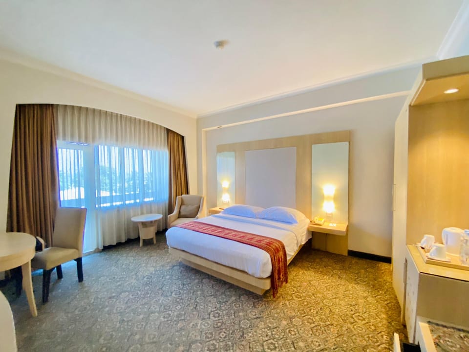 Deluxe Double Room, 1 Queen Bed, Sea View | Minibar, in-room safe, desk, free WiFi