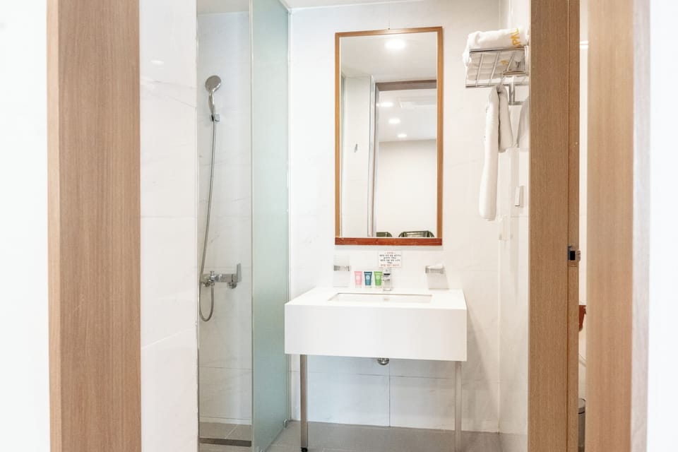 Premium Kids Suite | Bathroom | Shower, free toiletries, hair dryer, slippers