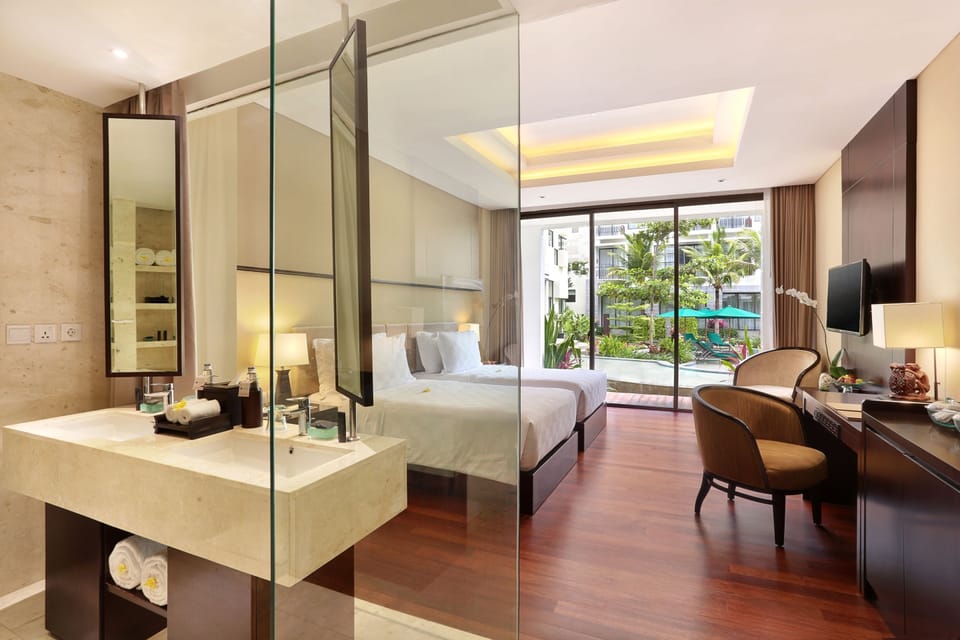 Deluxe Room | Minibar, in-room safe, desk, iron/ironing board