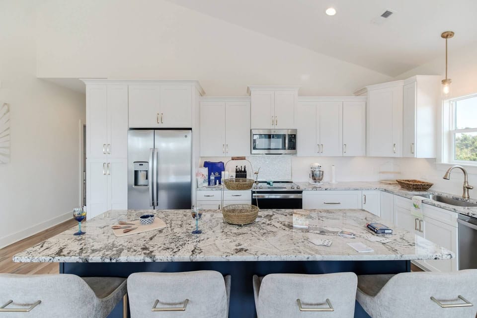 The Large Island allows room for keeping the cook entertained, playing games & putting puzzles together or the perfect buffet space.