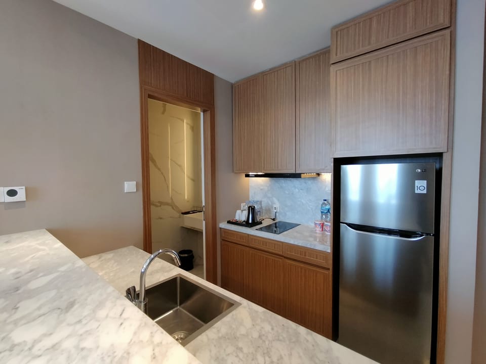 Presidential Room | Minibar, in-room safe, desk, laptop workspace
