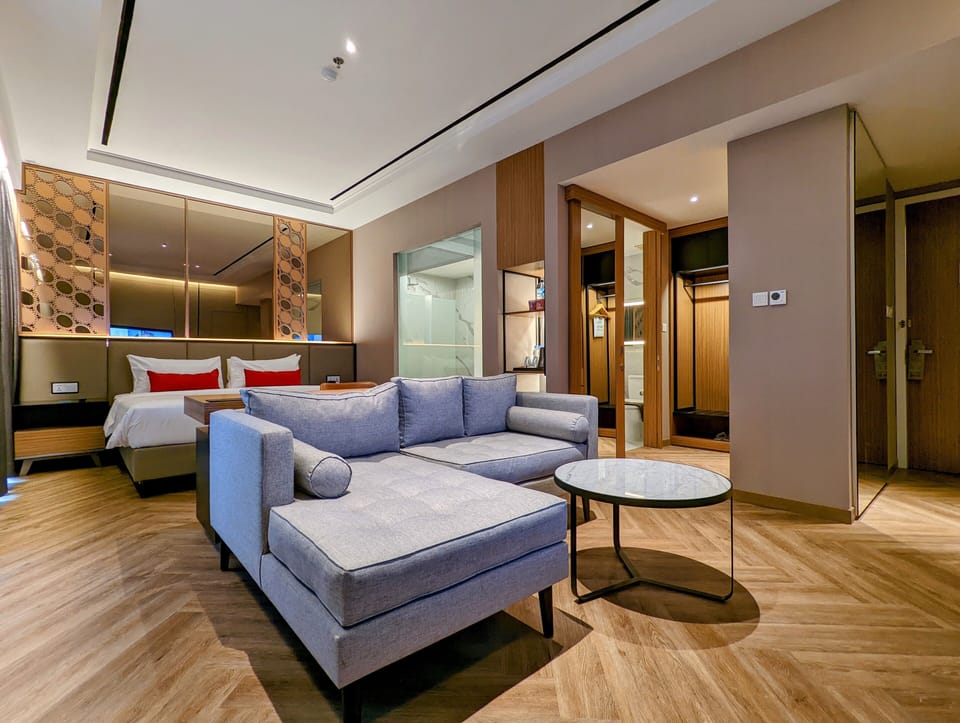 Junior Room | Minibar, in-room safe, desk, laptop workspace
