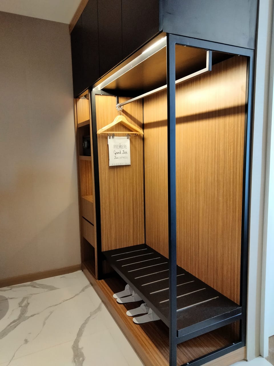 Presidential Room | Minibar, in-room safe, desk, laptop workspace