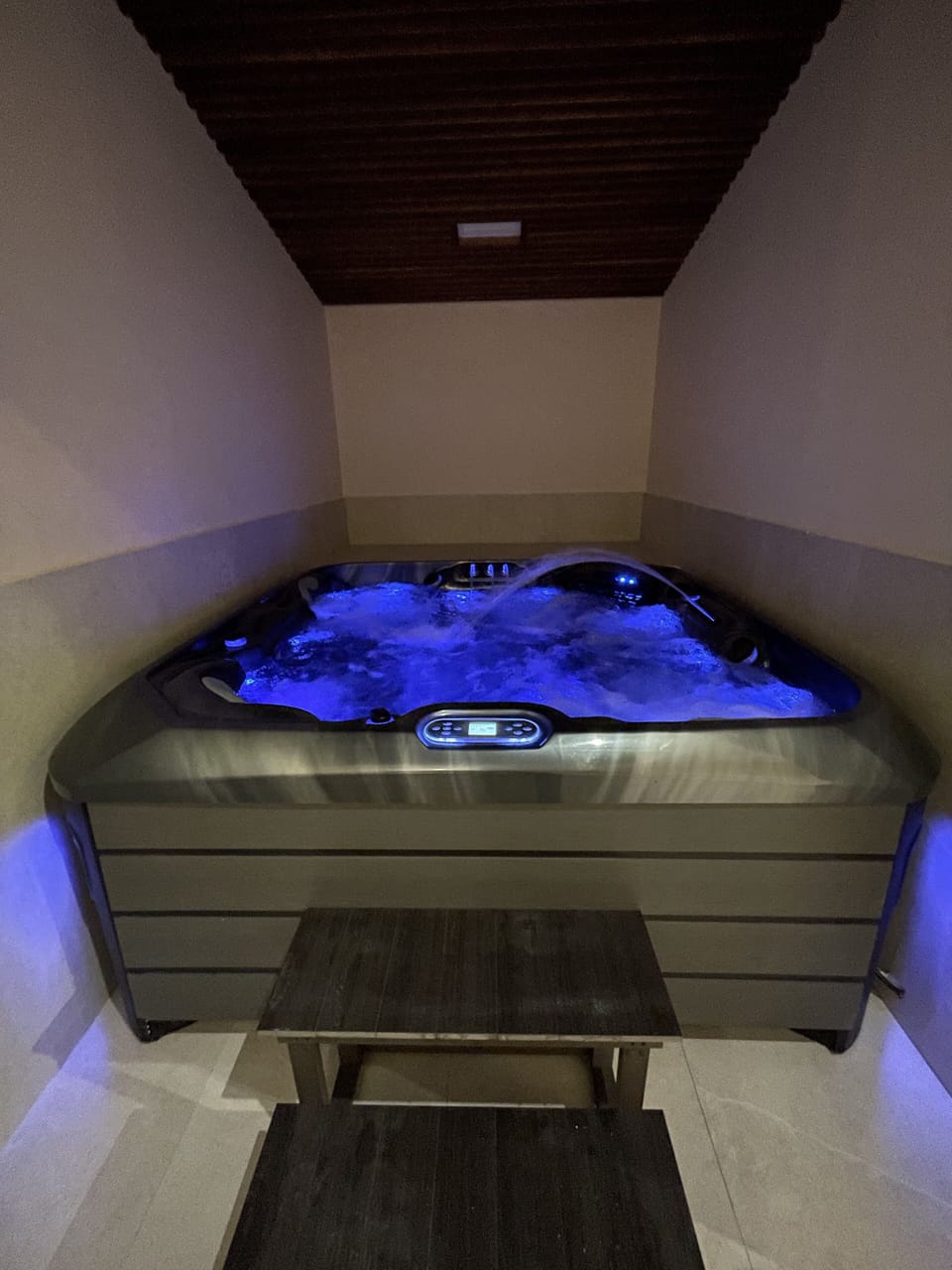 Indoor spa tub