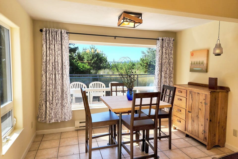 Enjoy a cup of coffee, sunshine and bridge views in this lovely spot.