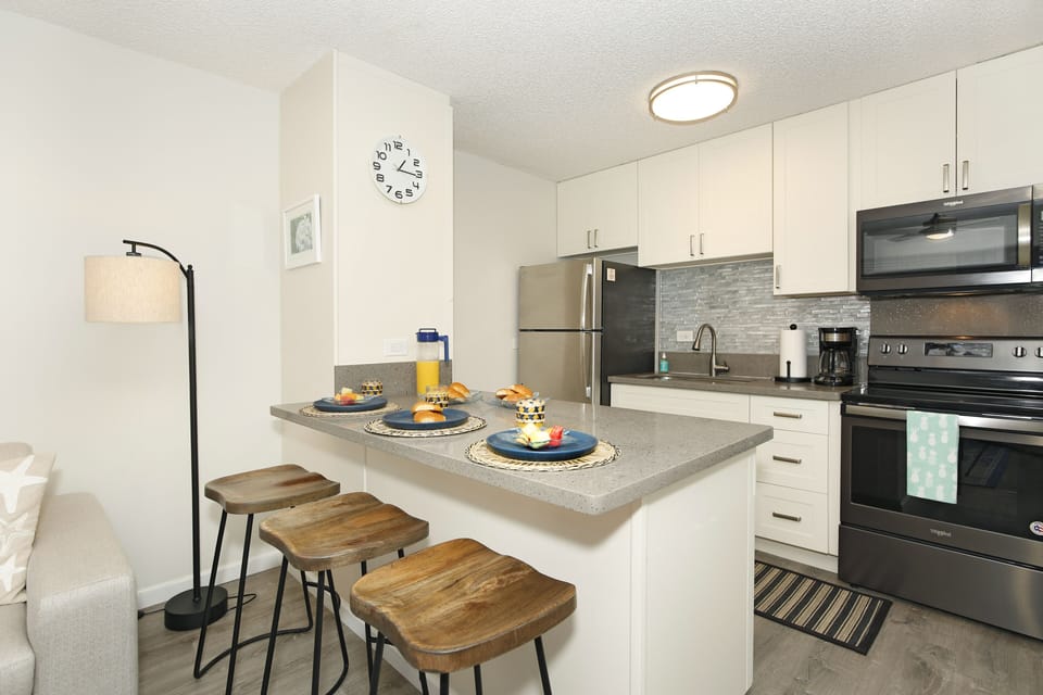 Breakfast Bar for 3 and Updated Full Kitchen!