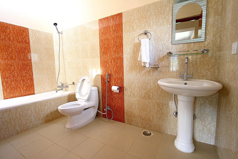 Superior Room, 1 Queen Bed, Refrigerator, Mountain View | Bathroom | Free toiletries, hair dryer, bathrobes, slippers