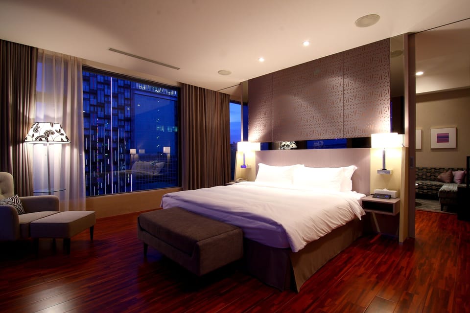 Executive Suite | Premium bedding, down comforters, free minibar, in-room safe