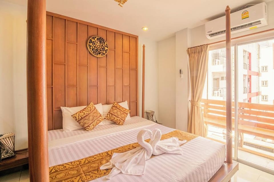Deluxe Double or Twin Room | Minibar, in-room safe, blackout drapes, free WiFi