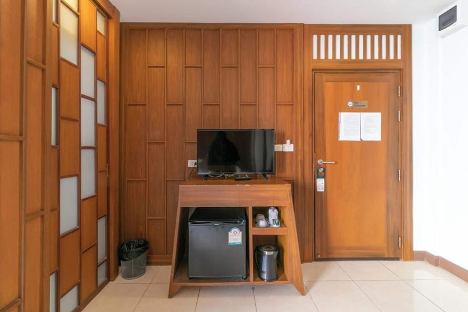 Deluxe Double or Twin Room | Minibar, in-room safe, blackout drapes, free WiFi