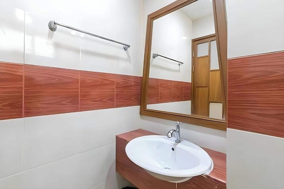 Standard Room | Minibar, in-room safe, blackout drapes, free WiFi