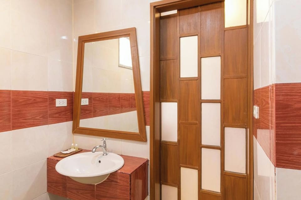 Deluxe Double or Twin Room | Bathroom | Shower, free toiletries, hair dryer, towels